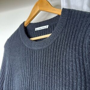 Abercrombie & Fitch Dark Gray / Black Knit Pullover - Size M Sizing